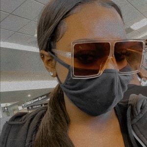 Meet your Posher, Joi